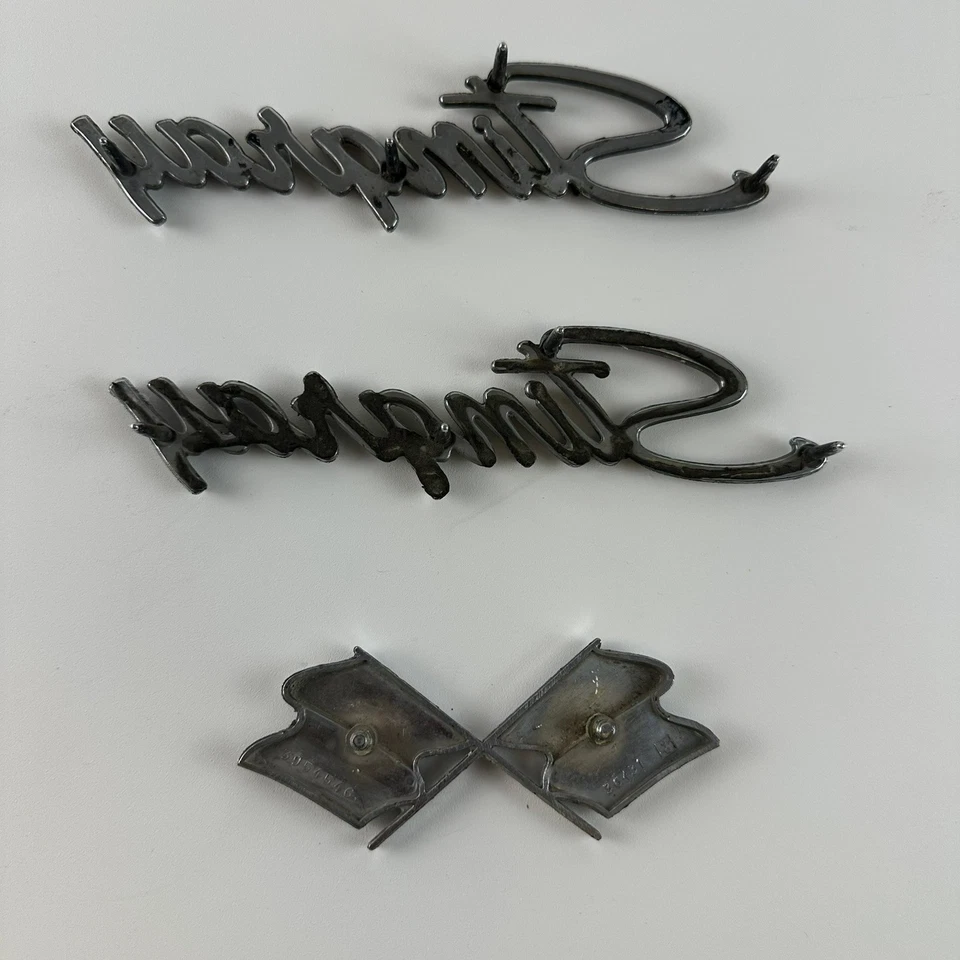 Pair of Corvette Stingray Emblems + One Crossed Flags Emblem Foto 4 de 4