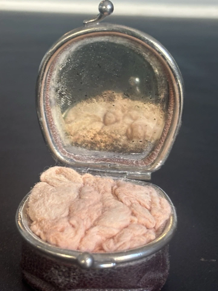 Poudrier ancien ovale en cuir et métal argenté – Belle Époque (vers 1900) - Photo 4/4