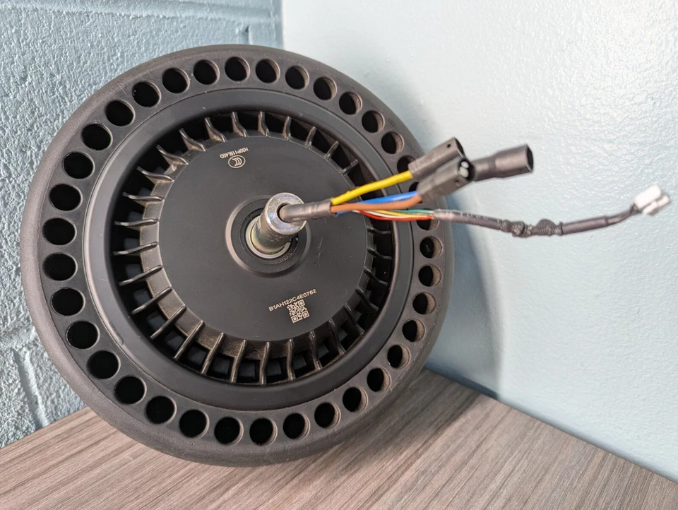 Motor de cubo de rueda Segway Nineboot S Max y conjunto de neumáticos sólidos Foto 2 de 4