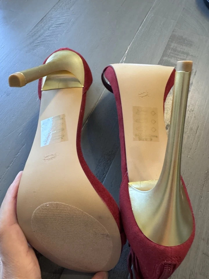 New Burgundy And Gold Heels Sandals Size 9 - Image 2 of 2