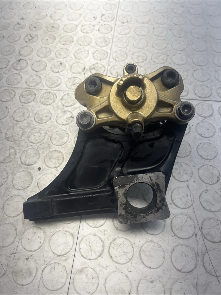 Pinza de freno trasera Suzuki GSXR 600 2004-2005 OEM con soporte de montaje OEM Foto 3 de 4