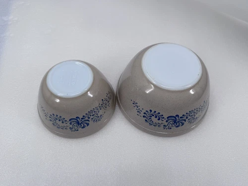 Pair Of Vintage Pyrex Homestead Mixing Bowls 401 & 402. Tan & Blue.