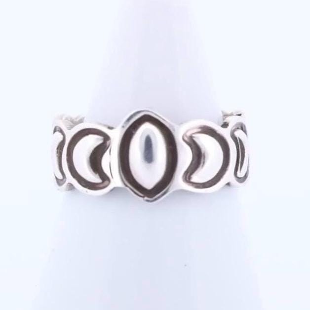 Alex Sanchez Diamond-Shaped Center Repoussè Stamp Navajo Sterling Silver Ring