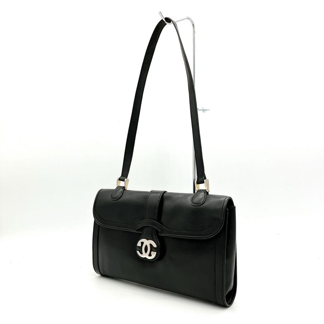 Gucci GG Shoulder Bag in Black Leather with Metal Hardware