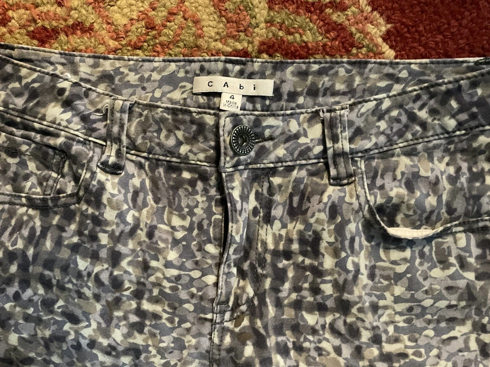 Pantalones cortos de jean Cabi Denim desgastados talla 4  Foto 2 de 4