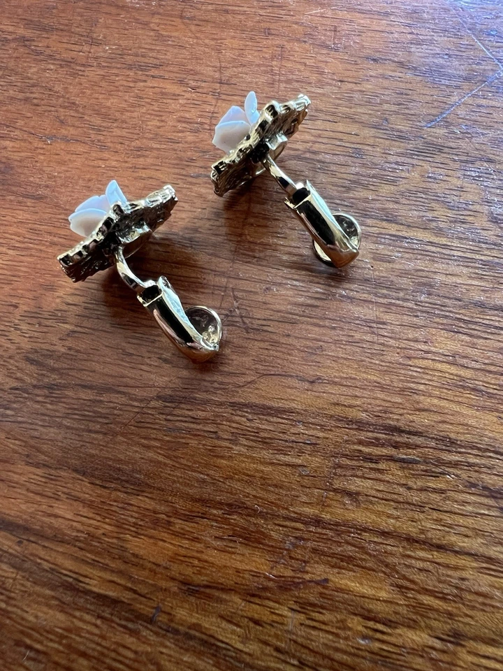 Vintage Victorian Ceramic Pink Rose Ornate Filagree Gold Tone Clip Earrings - Image 3 of 4