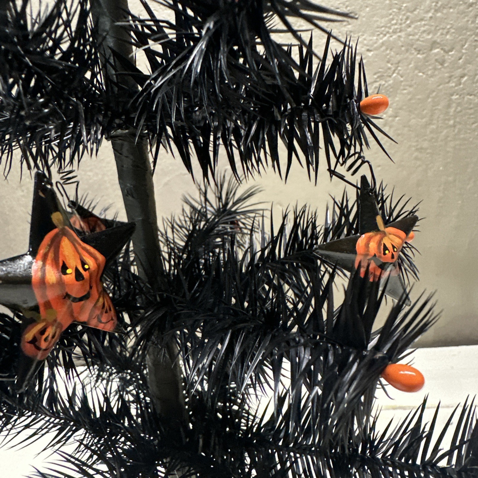 Bethany Lowe Halloween Tree Jack-O-Lantern Pumpkin Base Halloween Eyelash 16”