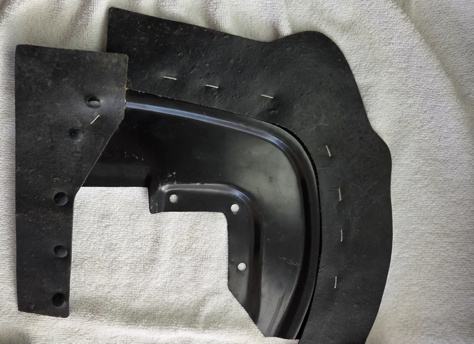 1967 1968 Ford Mustang Front Fender Splash Shield com vedação de borracha esquerda e direita - Imagem 2 de 4