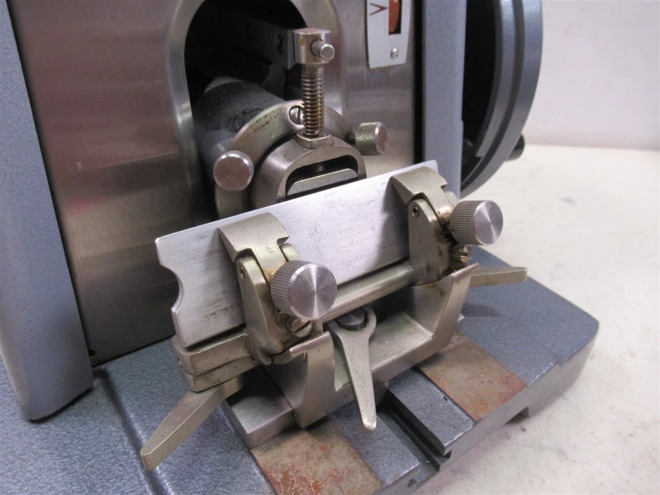 American Optical AO 820 Rotary Microtome Manual 1 to 50 microns (µm) - Image 2 of 4