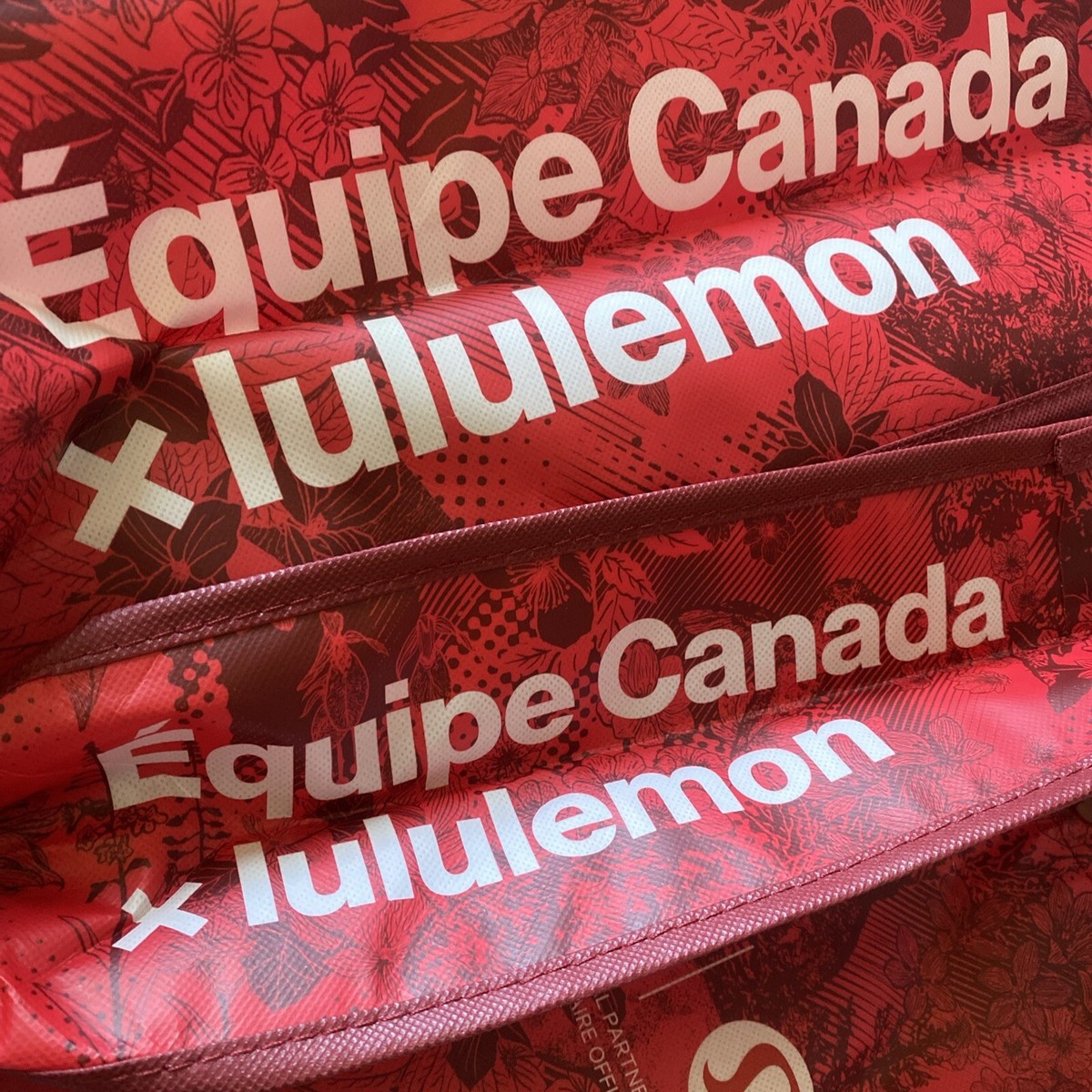 lululemon ★カナダ限定デザイン★Team  Clean Line Bag lululemon ☆カナダ限定デザイン☆Team Canada Clean Line Bag