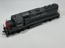 Rapido 40524 HO GP40 Cotton Belt #7602 – ESU Loksound 5 DCC/Sound Equipped
