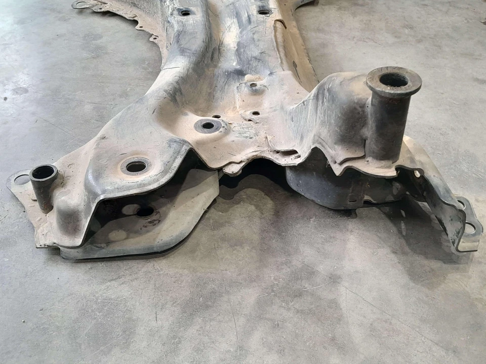 Subchasis de suspensión travesaño Toyota Prius Prius V CT200H RAV4 OEM 5120112442 Foto 3 de 4