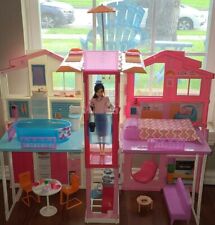 Casa da Barbie de 3 andares com guarda-sol pop-up, multicolorida