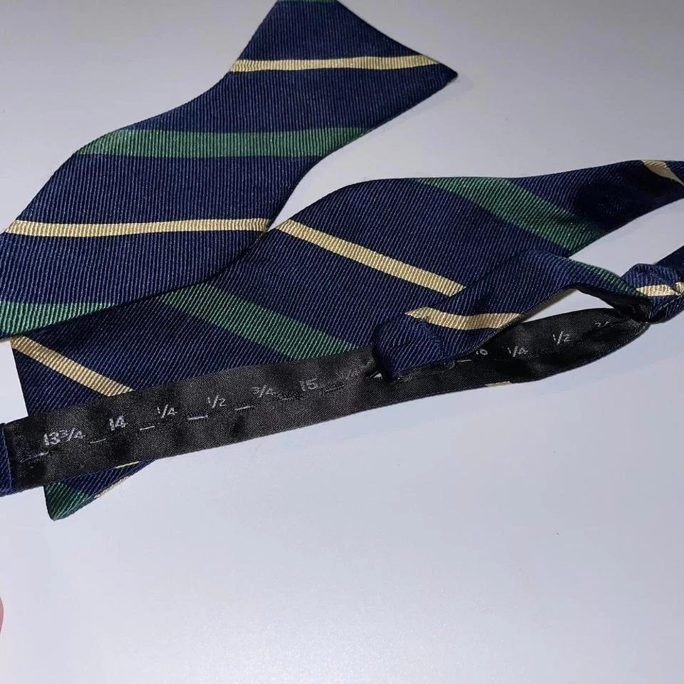 Tommy Hilfiger Pajarita de seda a rayas verde y azul marino Foto 2 de 4