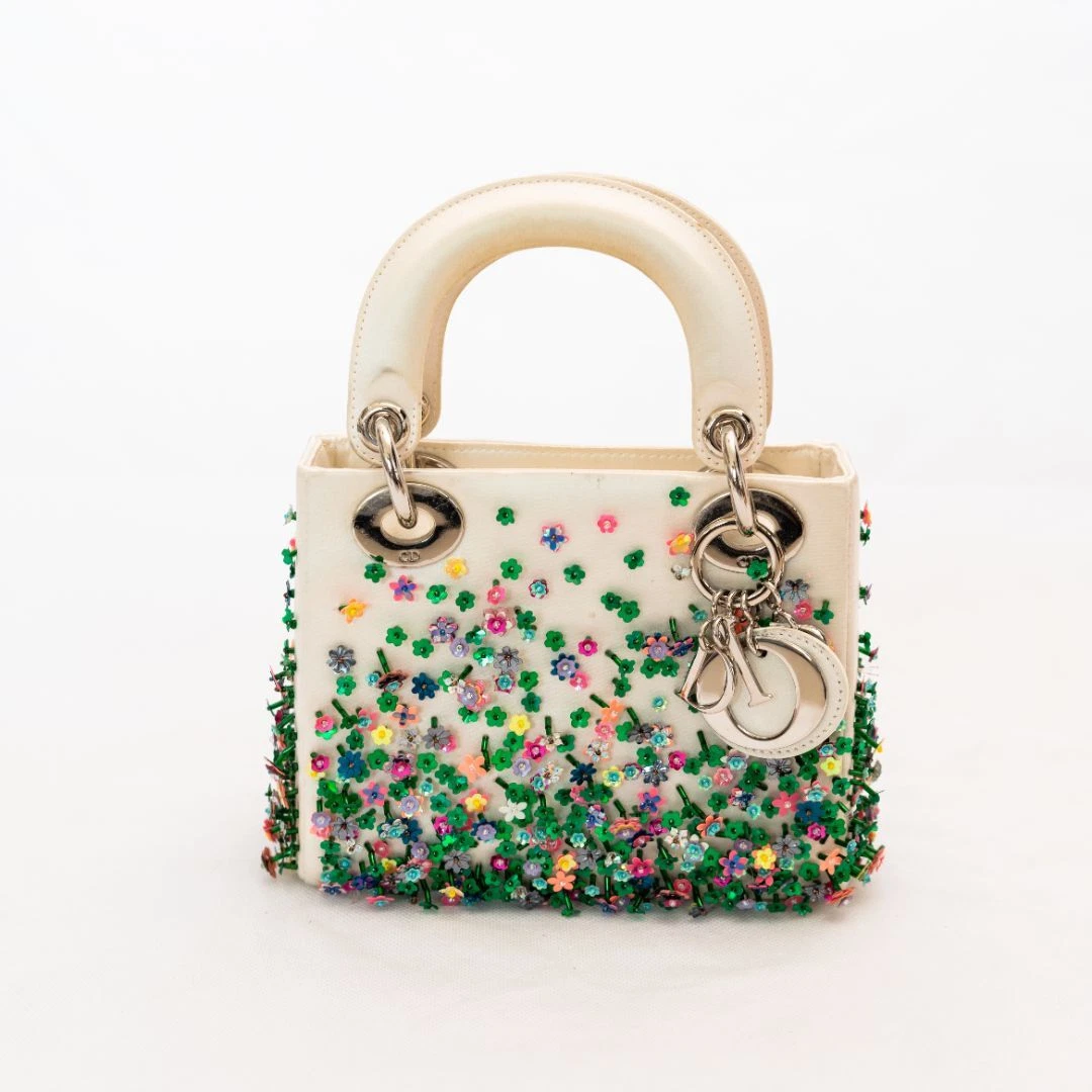Mini dame Dior en satin blanc avec détail perlé Dior