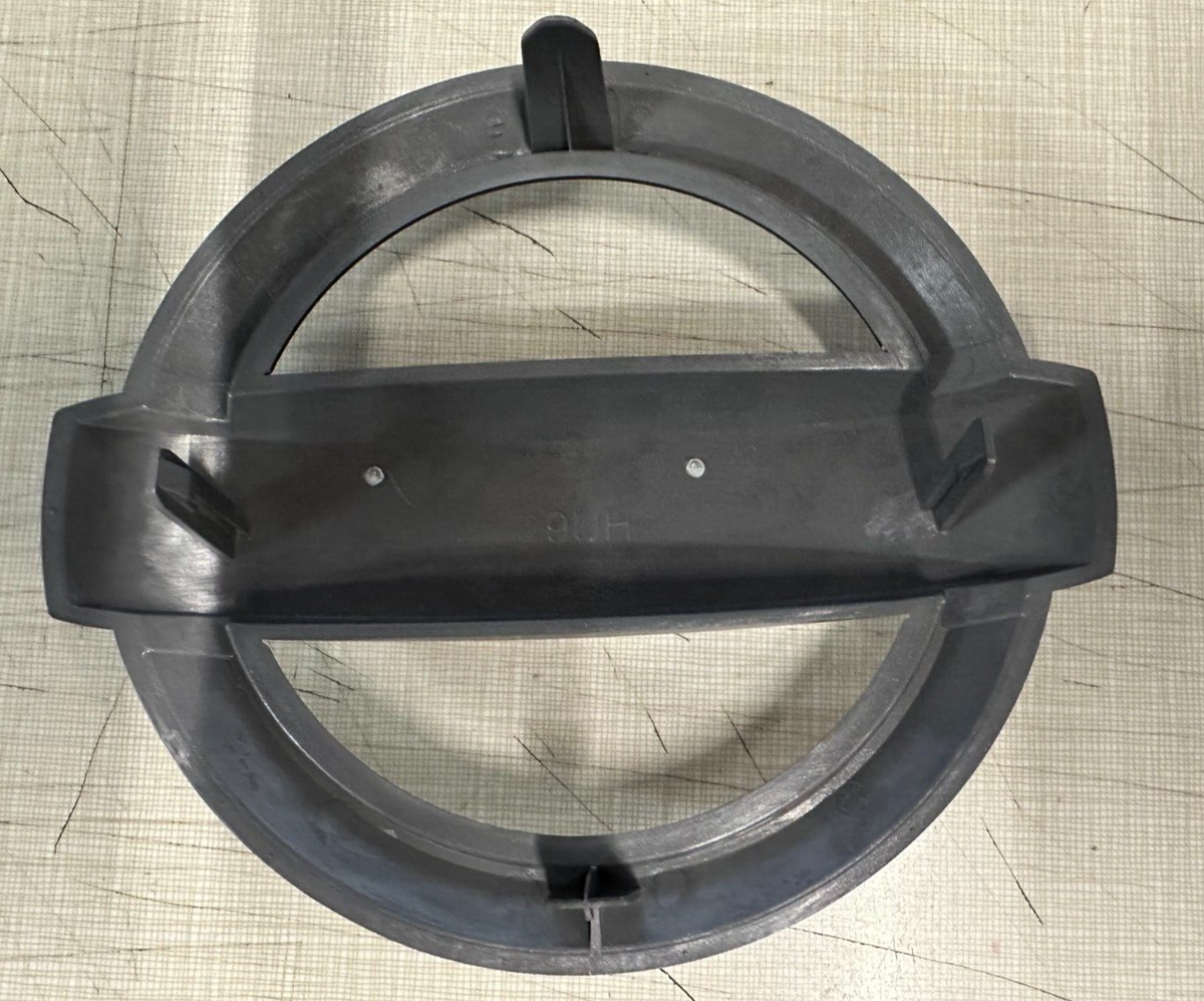 BD Hannover エンブレム OEM 2022+ Nissan Frontier Tailgate Emblem - 