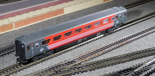 Lima 305429 Mk 3 HST 2. Klasse Reisezugwagen in Virgin Trains roter Lackierung, top, Box | Condition: Used