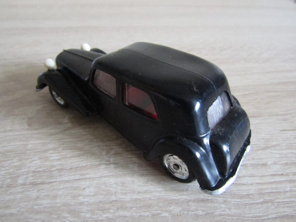 ancien minialuxe plastique 1/43 citroen traction 11CV   - Photo 4/4