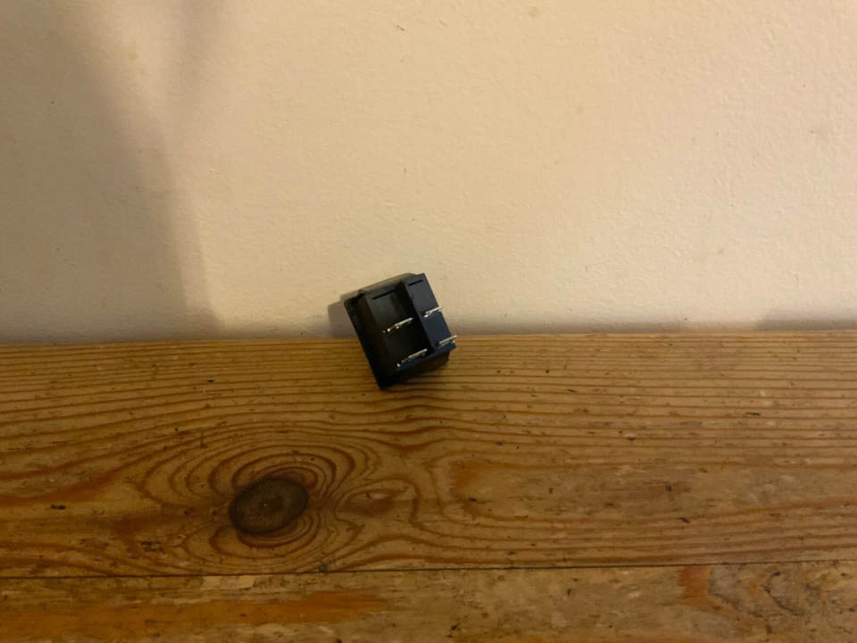 INTERRUPTOR DE ALIMENTACIÓN DE CINTA DE CORRER CONFID FITNESS ULTRA PRO Foto 2 de 2