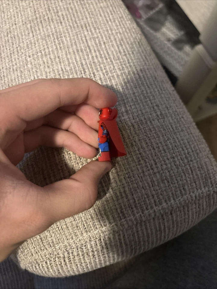 Lego Marvel Minifigura Zombie Hunter Spidey (Hombre Araña con Capa) Foto 2 de 4