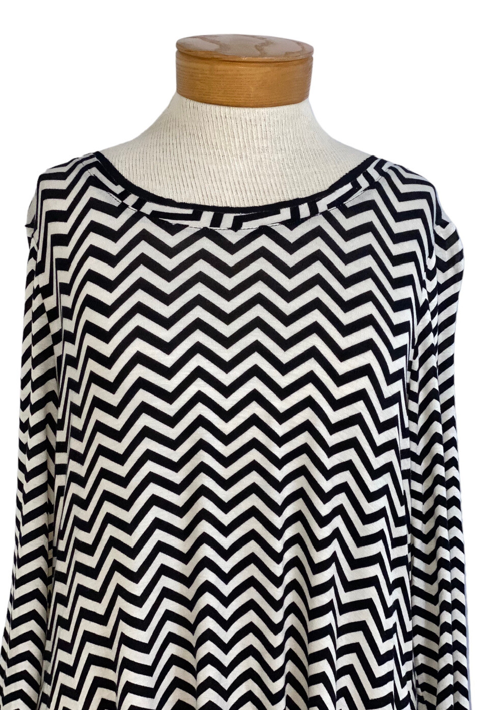 B.L.U.E Black White Chevron Pattern Split Back Lo… - image 4