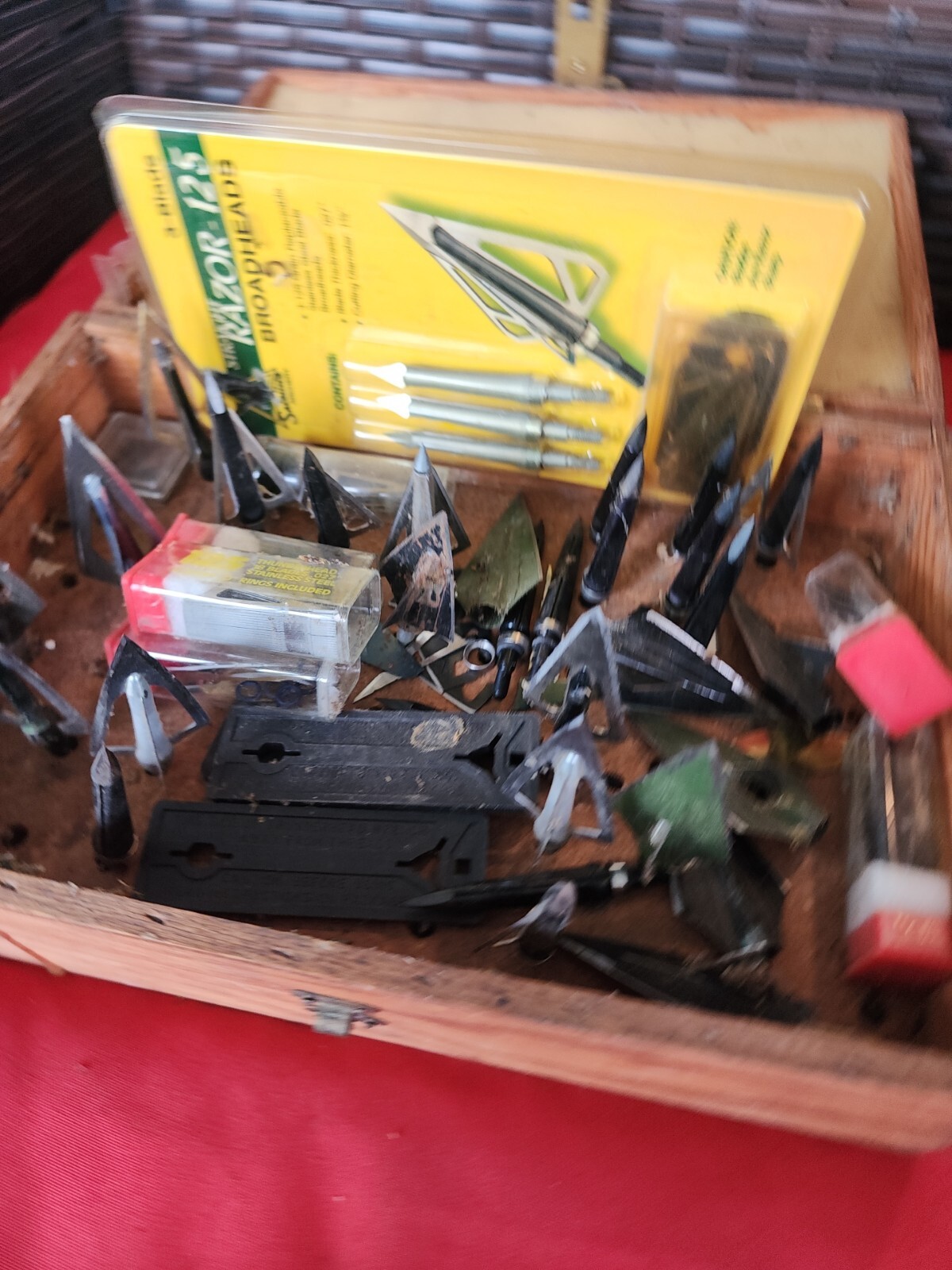 Lot of Archery broadheads 125 + Others New & Used In Wooden Box Pre