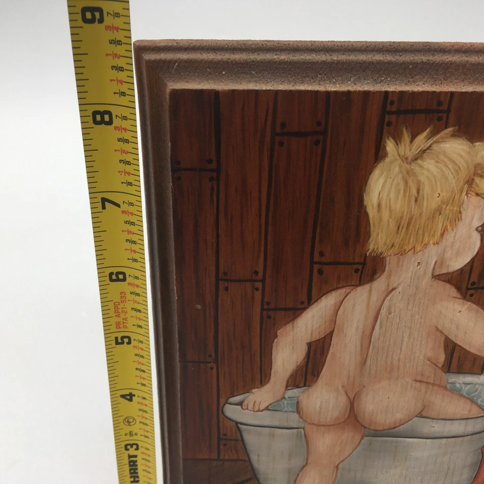 Arte colgante de pared vintage pintado a mano sobre madera de niño pequeño en bañera con rana Foto 4 de 4