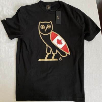 【October's Very Own】国旗 ゴールド ロゴ Tシャツ OG T-SHIRT OVO OG Owl Tee Canada Flag Exclusive Black Gold October's
