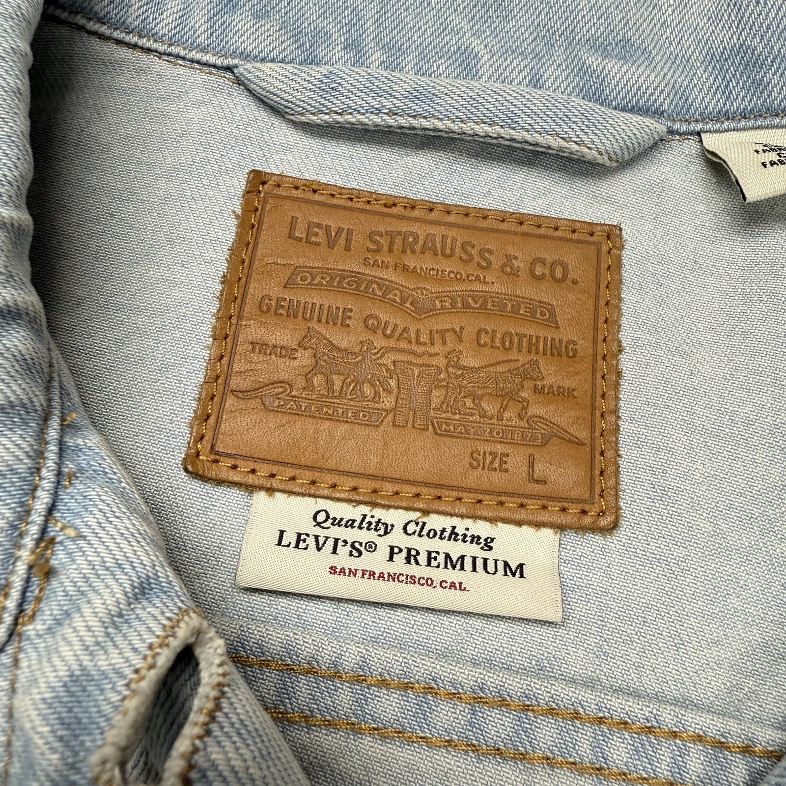 Levi's Premium Mens Denim Trucker Jacket L Blue Light Wash Pleated Workwear