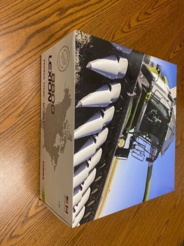 1/32 Claas Lexion 8800 Terra Trac Combine with 12-30c Corn Head & Cart 02577670 - Picture 2 of 8