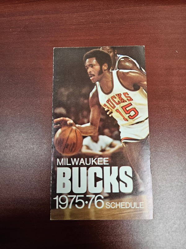 ES25 Milwaukee Bucks 1975/76 NBA Basketball Pocket Schedule - Team