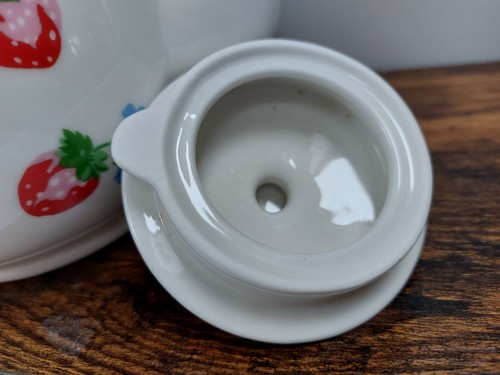 CATH KIDSTON STRAWBERRY TEAPOT QUEENS KITCHEN FINE CHINA Excellent Condition - Picture 3 of 5