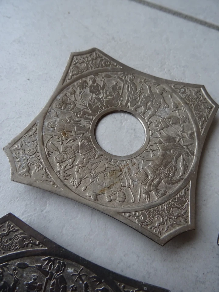 4 Anciennes Bobèches décor de personnages chandelier bougeoir - Photo 4/4