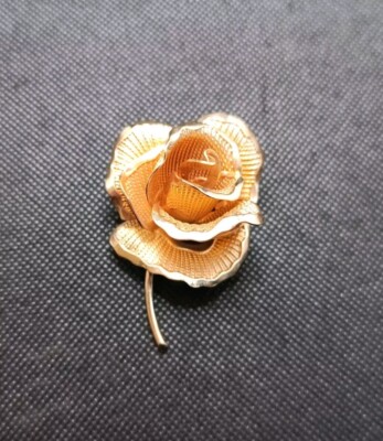 Exquisite Gold Tone Rose Vintage Brooch Pin Unsigned