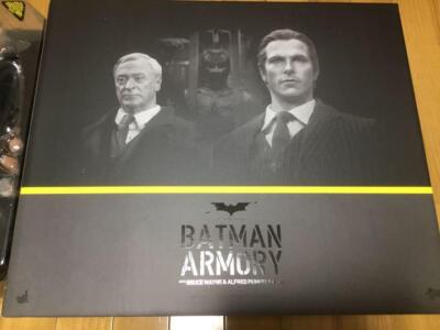 Hot Toys Alfred Pennyworth & Batsuit Hangar 1/6 Figur The Dark Knight MMS236
