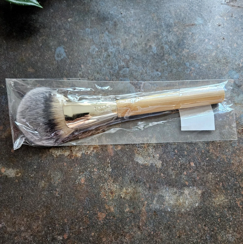 Cepillo de maquillaje en polvo con ventilador completo Tarte, cepillo en polvo, cepillo para rubor nuevo en paquete Precio de venta sugerido por el fabricante $36 Foto 2 de 2