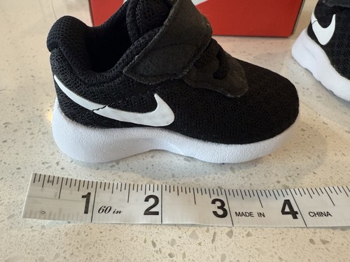 Nike Tanjun Zapatillas Bebé 818383-011 Negro/Blanco Talla 2C Nuevas En Caja - Imagen 2 de 9