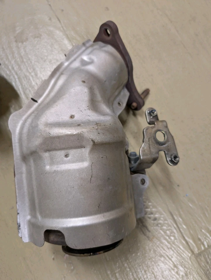 Convertidores catalíticos primarios/superiores Infiniti Q50/Q60 VR30 2016-2024 Foto 4 de 4