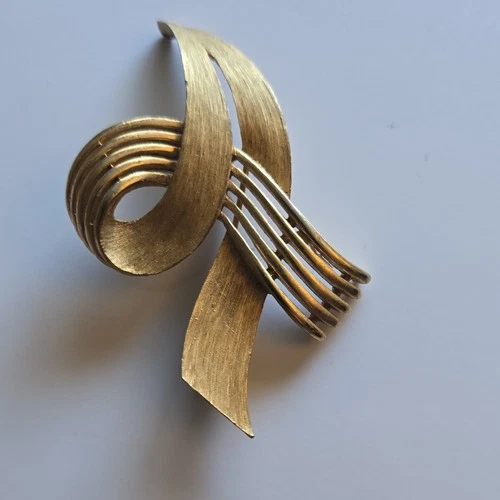 Trifari Gold Tone Abstract Signed Brooch Pin, Vintage Metal Jewelry