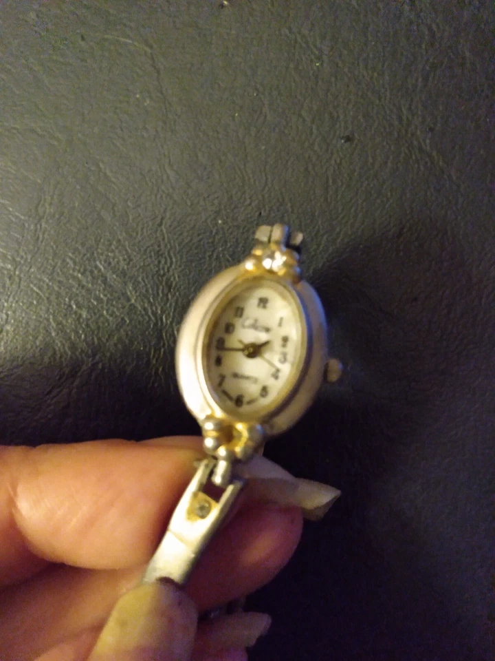 Reloj Brazalete Mujer Collezio Cuarzo Repujado Acero Inoxidable Tono Plateado y Dorado Foto 4 de 4