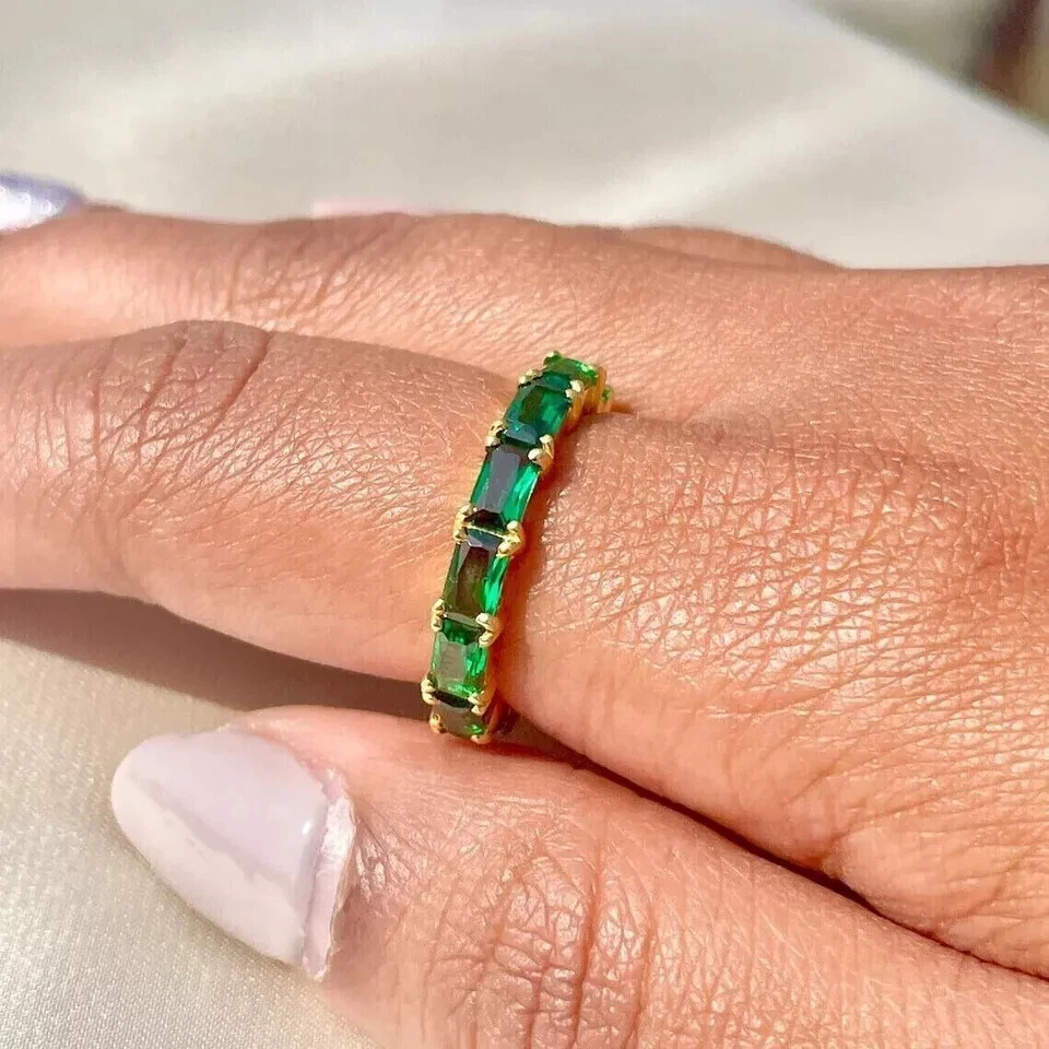 Anillo banda esmeralda verde creado en laboratorio corte esmeralda enchapado en oro amarillo de 14 k Foto 3 de 4