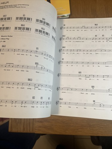 4 Easiest Keyboard Collection Songbooks - The Beatles, Showstoppers, Christmas - Picture 4 of 11