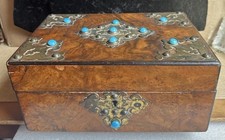 Ancienne BOITE A COUTURE VICTORIENNE placage bois loupe, laiton orné, cabochons verre bleu