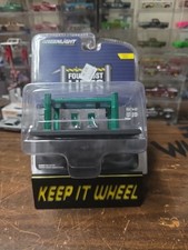 1:64 Greenlight four post lift green chase unit