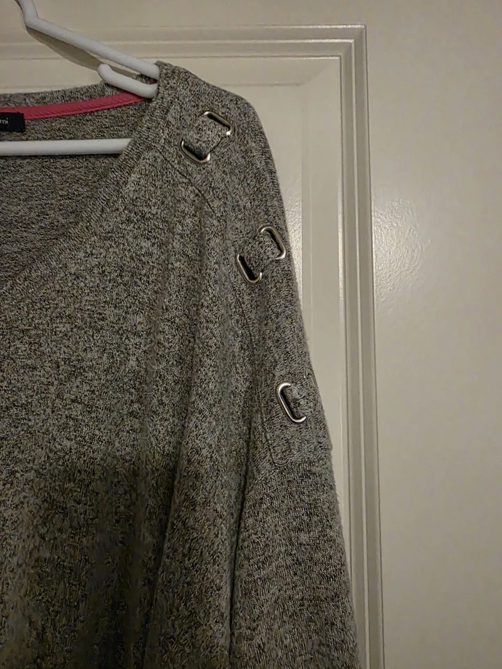 Suéter suave manga 3/4 gris Verve Ami para mujer con detalle de metal talla 2X Foto 4 de 4