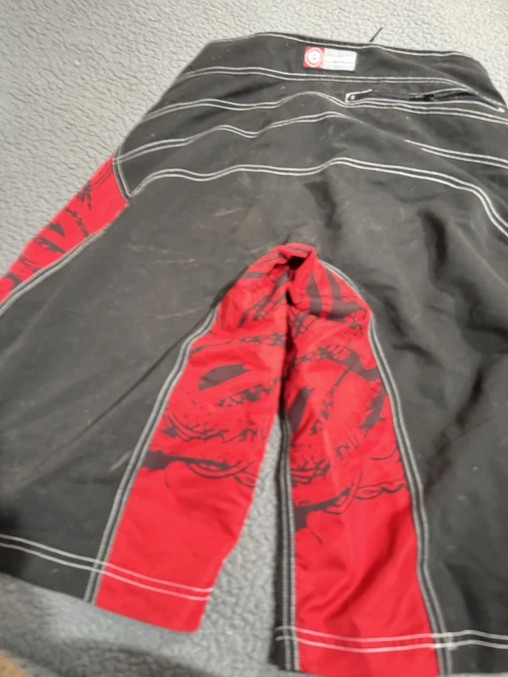 Pantalones cortos Evil Board rojo/negro L Foto 2 de 3