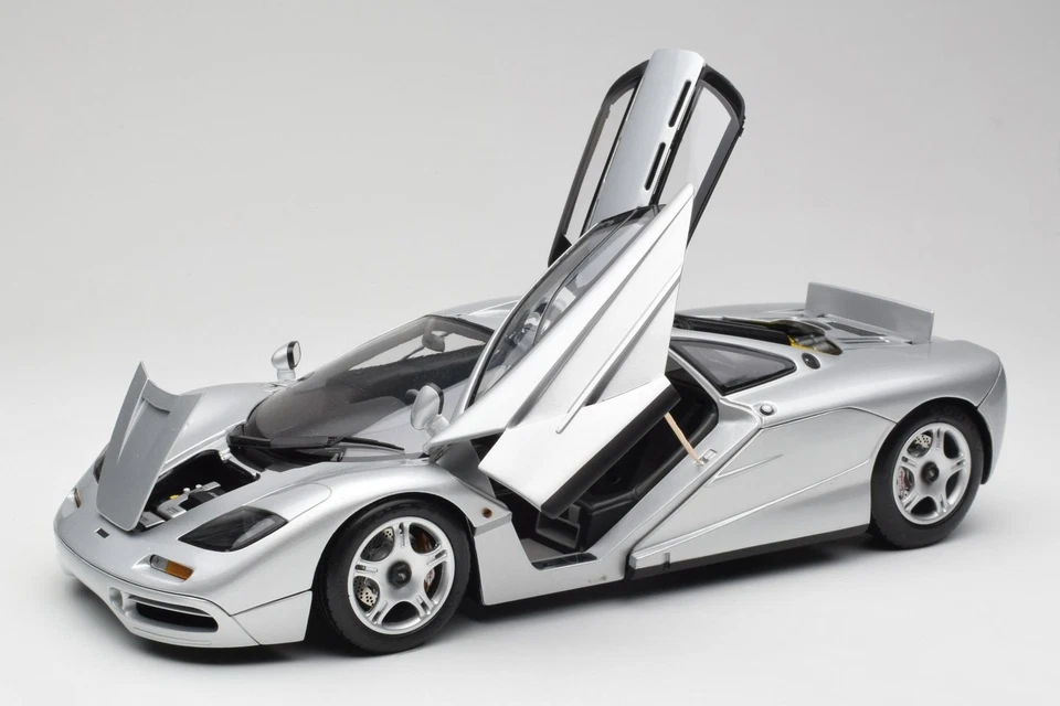 530133129 McLaren F1 Silver Minichamps 1/12 Foto 2 de 4