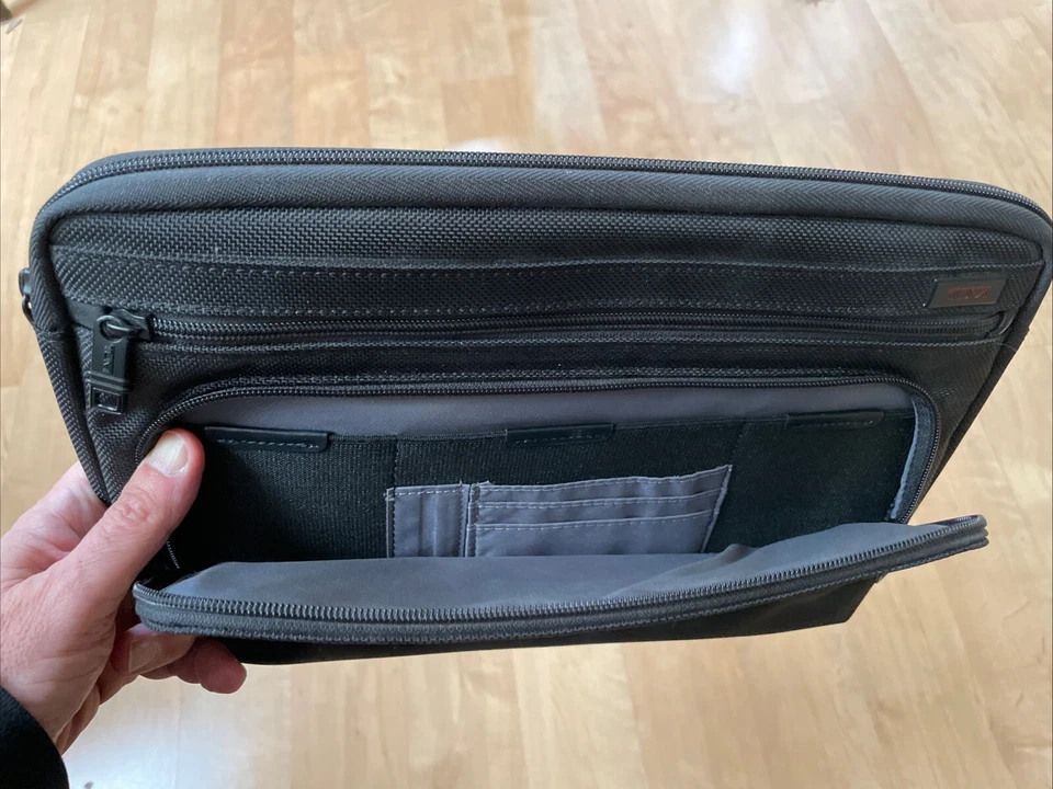 Cubierta delgada para tableta TUMI pequeña cremallera bolsillo negra nailon balístico acolchada superficie profesional Foto 3 de 4
