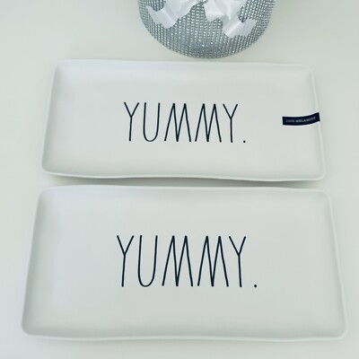Rae Dunn ''YUMMY''. 2er Set Teller ~ 36 cm Länge ~ US-Import  ~ Original ~ Neu mit Etikett