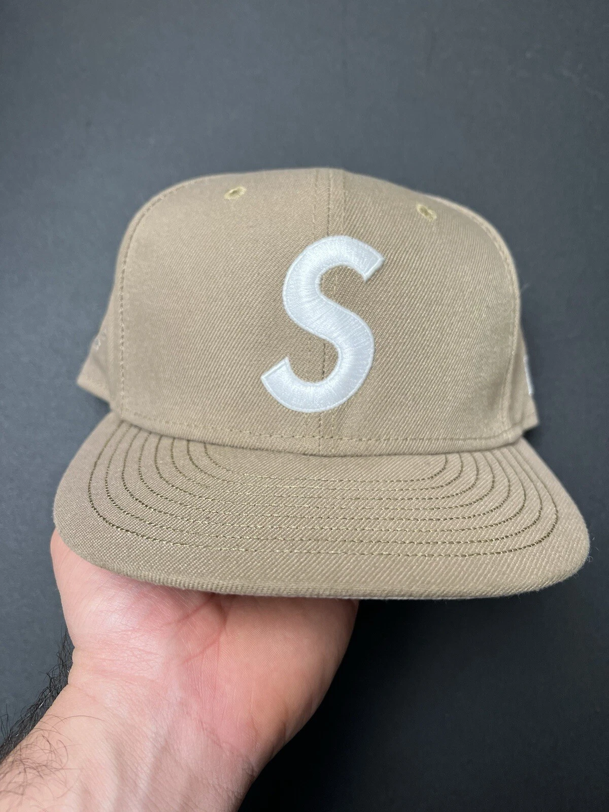 Logo Supreme S ajusté Taille 7 & 1/2 brodé partout avec défaut soleil fondu *